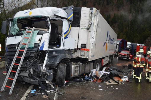 Am Mittwochvormittag sind bei einem schweren Unfall auf der B 31 be Breitnau im Höllental (Kreis Breisgau-Hochschwarzwald) zwei Lastwagen kollidiert. Vier Personen wurden schwer verletzt, eine Frau schwebt in Lebensgefahr. Foto: kamera24.tv