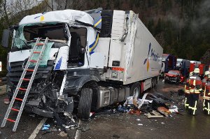 Am Mittwochvormittag sind bei einem schweren Unfall auf der B 31 be Breitnau im Höllental (Kreis Breisgau-Hochschwarzwald) zwei Lastwagen kollidiert. Vier Personen wurden schwer verletzt, eine Frau schwebt in Lebensgefahr. Foto: kamera24.tv