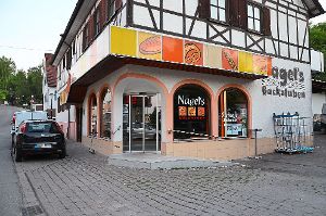 Der öffentliche Gehweg und Parkplatzbereich bei der  Bäckerei Nagel in Ostelsheim soll bald saniert werden.   Foto: Bausch