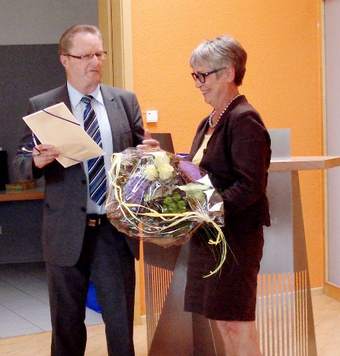 Bürgermeister Alfred Weiss verabschiedet  Sibylle Kirn.  Foto: Bantle Foto: Schwarzwälder-Bote