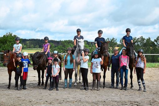 17 Kinder und Jugendliche nehmen an der Reiterwoche des Reit- und Fahrvereins Wehrstein in Empfingen teil. Foto: Verein Foto: Schwarzwälder Bote