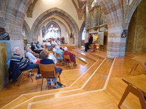 Wolfgang Ehni erläutert Interessierten die Orgel in der Balinger Stadtkirche. Foto: Meinert