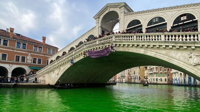 Klimaaktivisten färben Kanal in Venedig grün