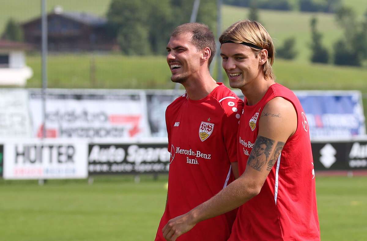 Borna Sosa (rechts), hier neben Pascal Stenzel, wird dem VfB noch eine Weile fehlen.
