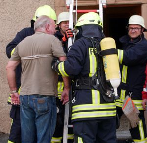 Atemschutzgeräteträger  retten bei der Übung Vermisste aus dem verrauchten Haus. Foto: Huber Foto: Schwarzwälder Bote
