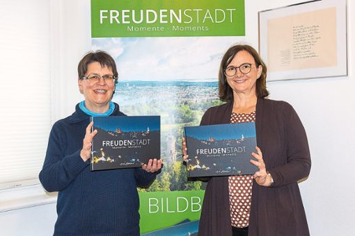Heike Butschkus (links) und Cornelia Christoffel zeigen den Bildband über Freudenstadt. Foto: Schillaci Foto: Schwarzwälder Bote