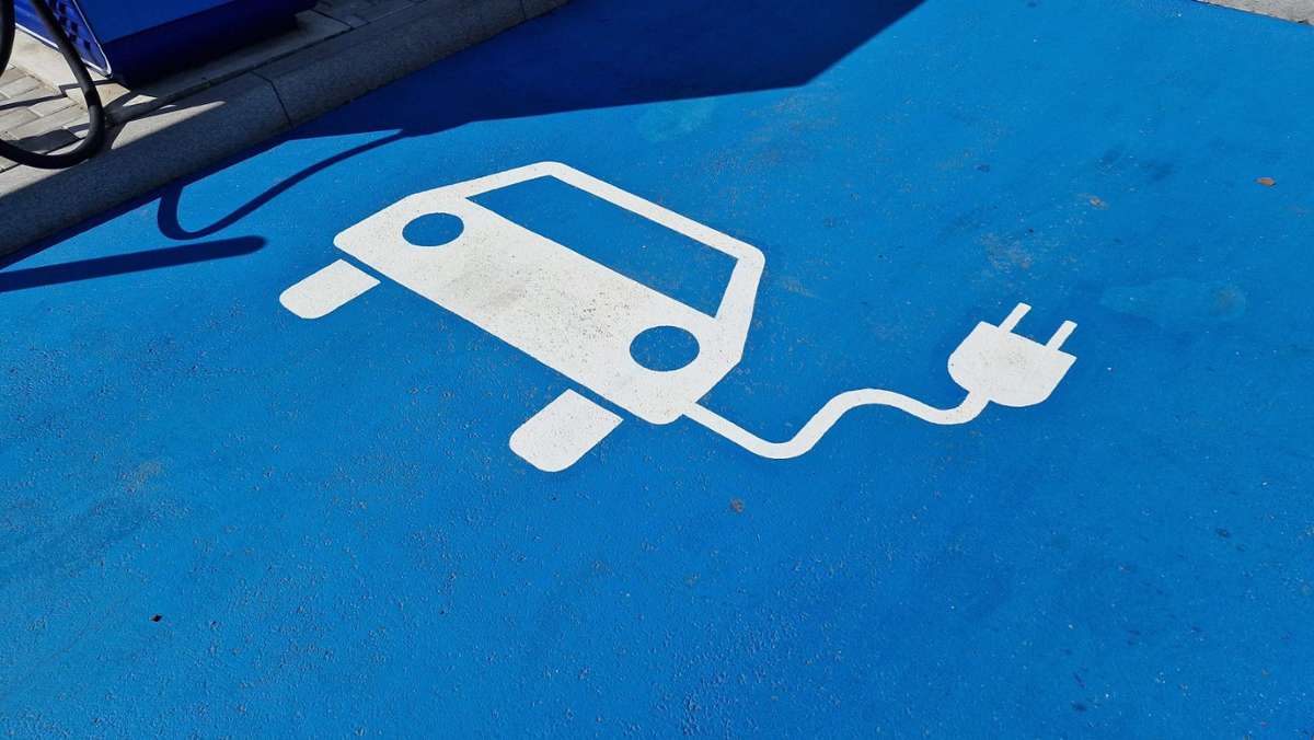 Hohe Kosten am Schnelllader: Dank Strompreisbremsen-Fail Elektroauto nur knapp billiger