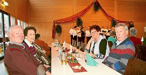 Unterhaltsame Stunden bei Kaffee, Kuchen und  Liedern des Kirchenchors (im Hintergrund) verbrachten die Stettener Senioren am ersten Advent in der Glückaufhalle. Foto: Lenski Foto: Schwarzwälder-Bote