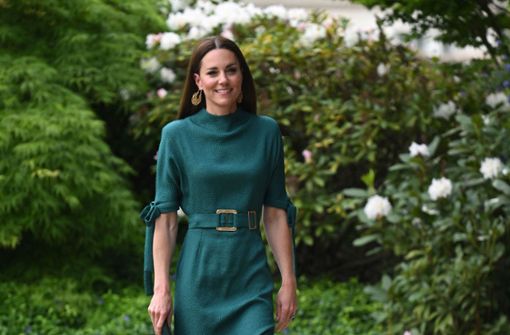 Auf dem Weg ins Londoner Design Museum: Herzogin Kate in einem dunkelgrünen Tageskleid mit auffälligem Gürtel. Foto: AFP/JUSTIN TALLIS