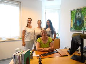 Cornelia Dörrenbächer (vorne) hat eine neue Hausarztpraxis eröffnet. Ihre medizinischen Fachangestellten Isabel Hüther (von links), Anke Hegel und Evelyn Pichel unterstützen sie dabei. Foto: Schillaci