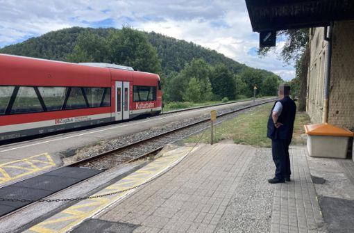 Absurdistan am Bahnhof Eyach: Der Lokführer ist ausgestiegen, hat den Gleisübergang mit einer Kette abgesperrt Foto: Lück
