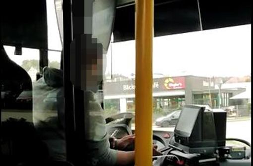 Der Schulbusfahrer greift im Aldi-Kreisel zum Smartphone. Wird er jetzt aus dem Verkehr gezogen? Foto: privat