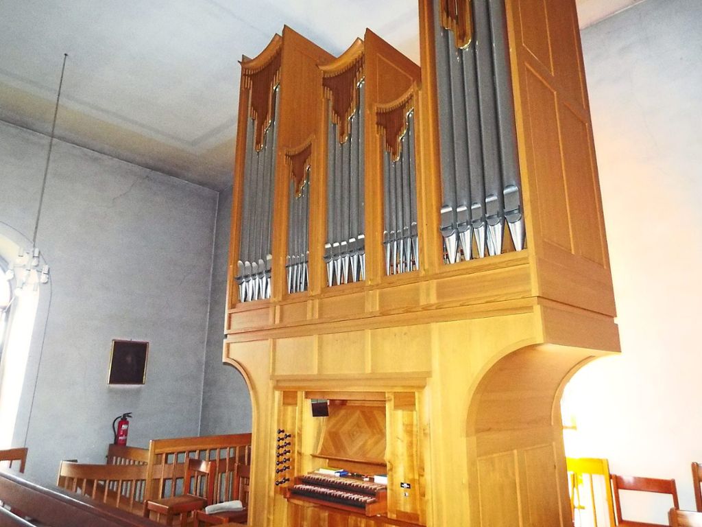 Vor 20 Jahren wurde die Stehle-Orgel  in der Kirche St. Silvester in Erlaheim eingeweiht. Fotos: Schnurr (2)/Buhl