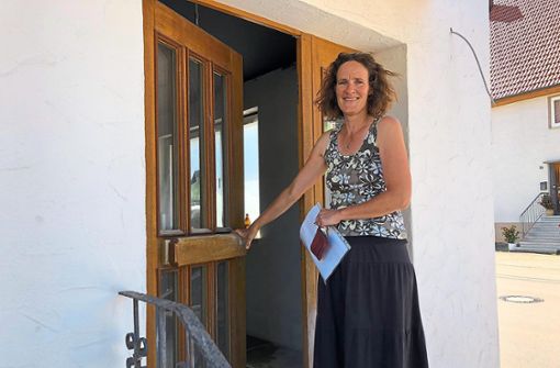 Noch eine Holztür, bald eine Schiebetür aus Glas die in den Dorfladen führt. Stettens Ortsvorsteherin Sandra Schäfer freut sich. Foto: Rapthel-Kieser
