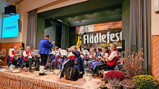 Mit einer Bandbreite an Liedern wusste der Musikverein aus Ratshausen die Gäste beim Flädlefest zu unterhalten. Foto: Schneider