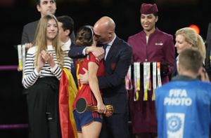 Luis Rubiales hatte die Nationalspielerin Jennifer Hermoso bei der Siegerehrung nach dem WM-Finale unvermittelt  auf den Mund geküsst. Foto: dpa/Alessandra Tarantino