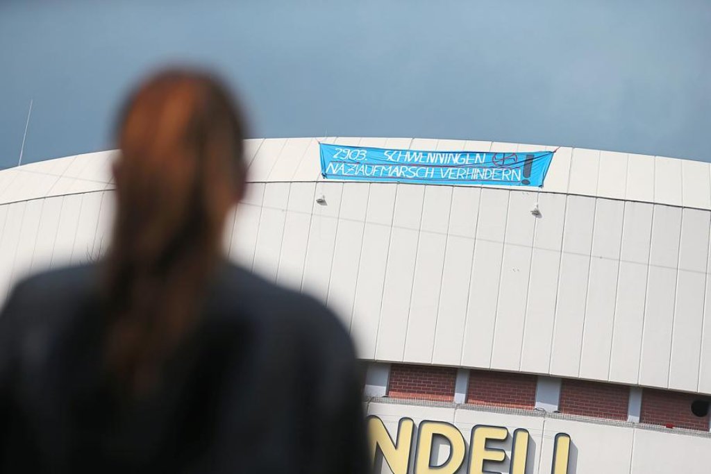 Ein großes Transparent hängt seit Montag am City-Rondell, und auch auf dem Muslenplatz hängen Stop-Pegida-Plakate: Am Sonntag demonstrieren die Islamkritiker in Schwenningen. Foto: Eich
