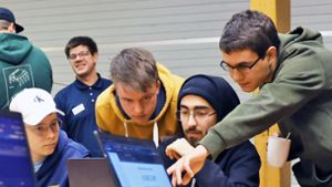 Hochaktuelles Thema, große Begeisterung: Beim Workshop „Hack2Improve“ an der Hochschule Furtwangen erschließen sich Studenten  und Schüler an einem praktischen Beispiel das Thema Cybersicherheit. Foto: HFU
