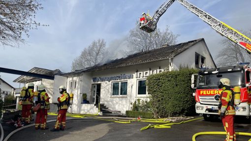 Die Feuerwehr löscht das Dach des Firmengebäudes. Foto: Alt