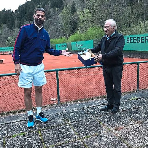 Abschied nach 17   Jahren: Eckart Heermann, Vorsitzender der Tennisabteilung des TSV Altensteig, wünscht  Richard Bartek (links) viel Erfolg bei seiner neuen Aufgabe. Foto: TSV