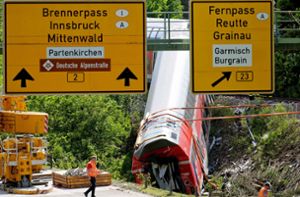 Wie konnte der Zug aus den Schienen springen? Die Ursache für den Unfall, bei dem  fünf Menschen ums Leben kamen, ist bisher nicht ermittelt. Foto: AFP/Kerstin Joensson