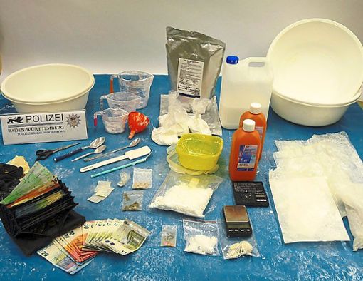 Ein Tisch voller Beweismittel: von der Kripo sichergestellte Utensilien aus der ausgehobenen Drogenküche. Foto: Polizei