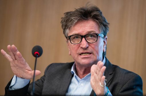 Landesgesundheitsminister Manfred Lucha hat einen Impfgipfel angekündigt. Foto: dpa/Christoph Schmidt