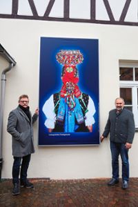 Ortsvorsteher Thomas Kipp (rechts) und Jakob Wolber präsentieren  den Plakatrahmen. Foto: Brüstle Foto: Schwarzwälder Bote