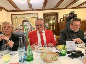 Lassen es sich   schmecken (von links): Sabine Wölfe, die SPD-Landtagsabgeordnete aus Emmendingen,  Kreisvorsitzender Karl-Rainer Kopf und und sein Vorgänger Roland Hirsch   Foto: Frenk