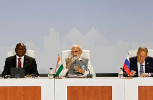 Indiens Premierminister Narendra Modi (Mitte), der südafrikanische Präsident Cyril Ramaphosa (l.) und Russlands Außenminister Sergei Lavrov auf dem Gipfel. Foto: AFP/Gianluigi Guercia