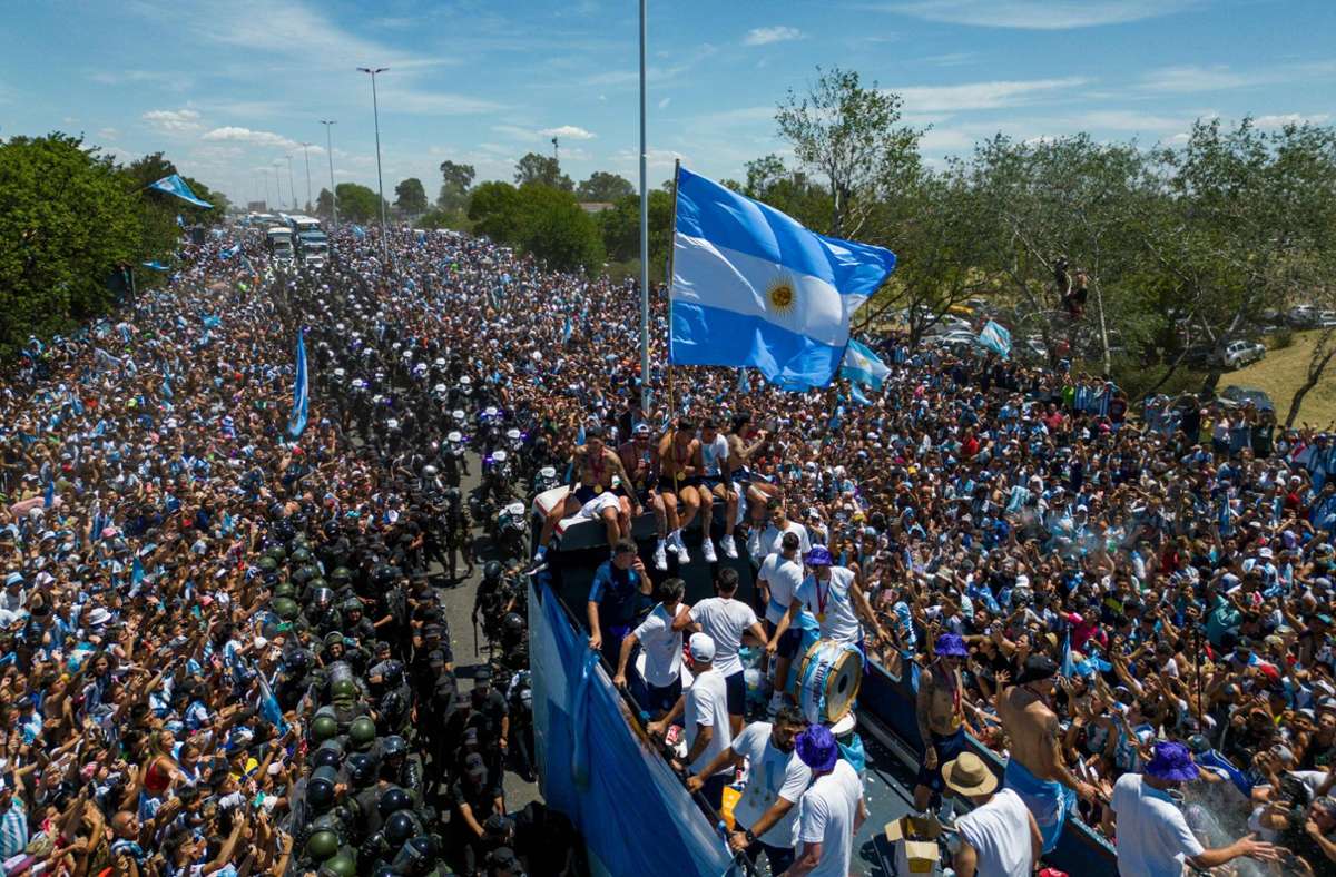 Die Weltmeister lassen sich in Buenos Aires feiern.