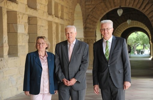 Ministerpräsident Winfried Kretschmann und Wissenschaftsministerin Theresia Bauer mit dem Präsidenten der Stanford Universität, John Hennessy (Mitte) Foto: dpa
