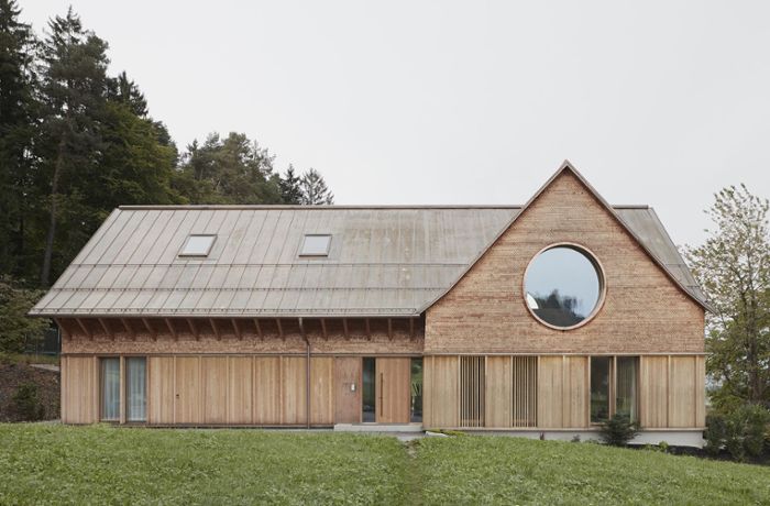 Architektur im Grünen: Stilvolles Holzhaus mit großen Augen