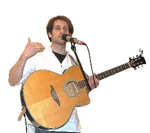 Liedermacher Pius Jauch beeindruckt bei seinem Auftritt in Rotenzimmern mit virtuosem Gitarrenspiel. Foto: Hölsch Foto: Schwarzwälder-Bote