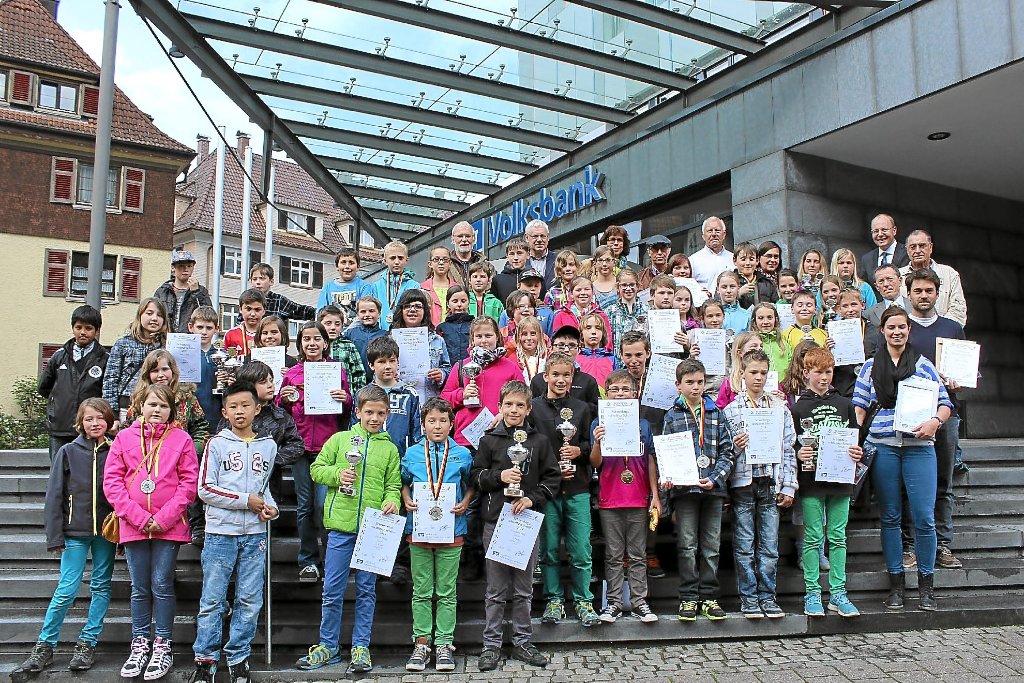 Schrambergs schnellste Schüler nach der Siegerehrung vor der Volksbank.  Foto: Lipp Foto: Schwarzwälder-Bote