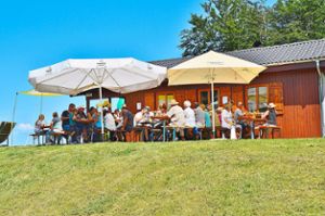 Der Mittagstisch auf der Köbelehütte der Albvereinsgruppe Salmendingen ist gut besucht. Neben gutem Essen und Trinken ist   Zeit für einen gemütlichen Plausch. Foto: Eule Foto: Schwarzwälder Bote