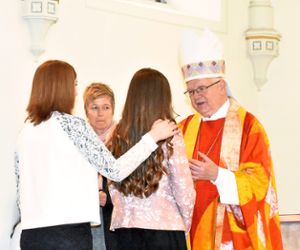 Weihbischof Johannes Kreidler spendet in Irslingen das Sakrament der Firmung und spricht mit den jungen Christen.  Foto: psw Foto: Schwarzwälder Bote