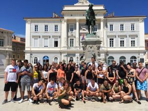 Sommer in Slowenien: die Onstmettinger Schüler vor dem Rathaus von Piran Foto: Kocbek Foto: Schwarzwälder Bote
