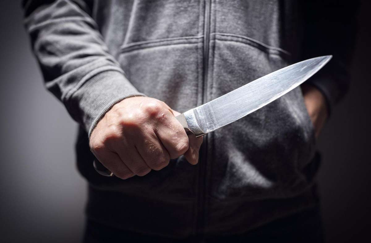 Zwei Männer wurden von einer Gruppe mit einem Messer bedroht und ausgeraubt. Foto: Brian Jackson – stock.adobe.com