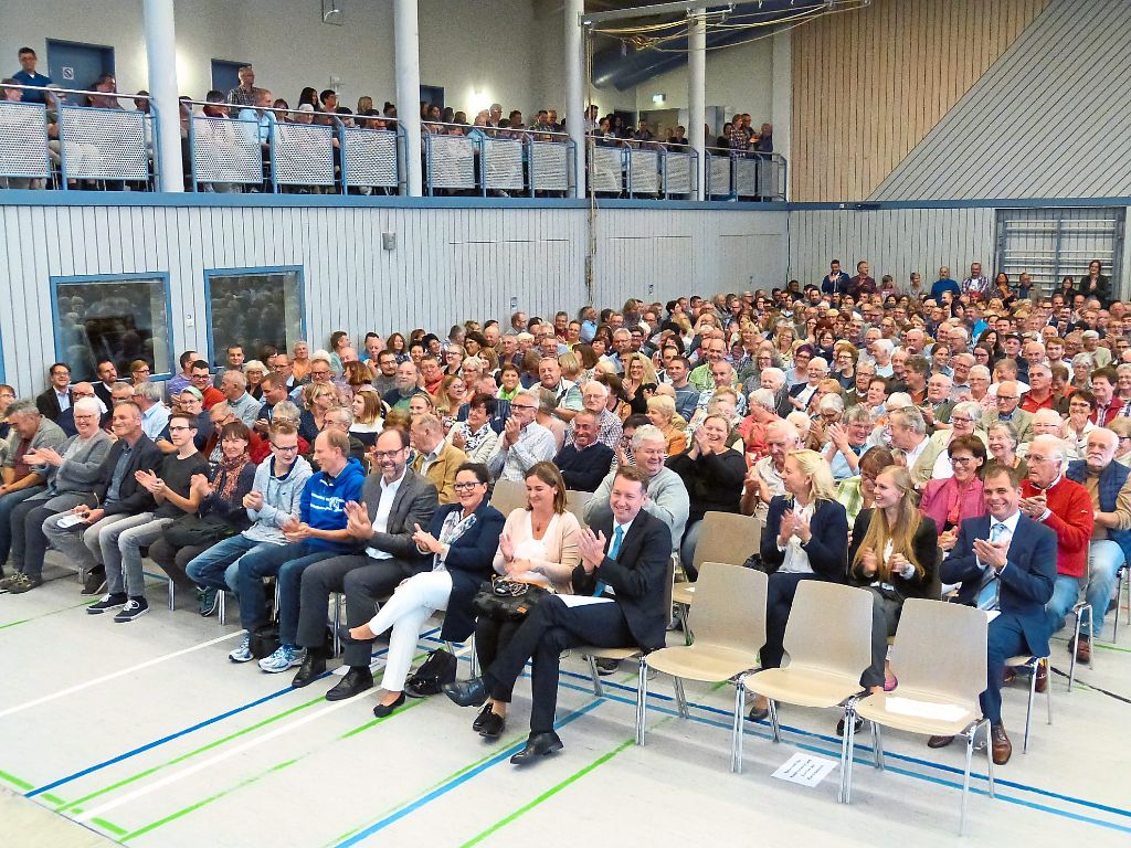 Die Epfendorfer kommen in Scharen in die Albblickhalle nach Harthausen, um sich ein Bild von den vier Bürgermeisterkandidaten zu machen.  Fotos: Danner