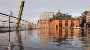 Sturmflut überschwemmt Fischmarkt erneut