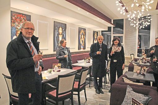 Das frisch renovierte Parkcafé nimmt der Gemeinderat in Augenschein. Foto: Hübner Foto: Schwarzwälder-Bote