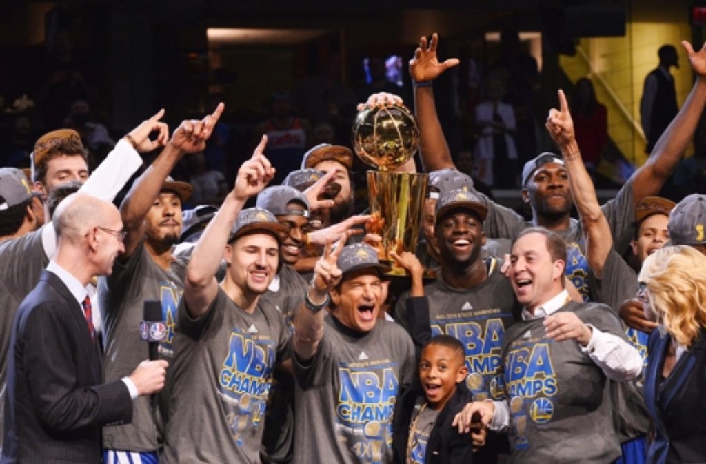 Die Golden State Warriors gewinnen den Titel in der NBA gegen die Cleveland Cavaliers.