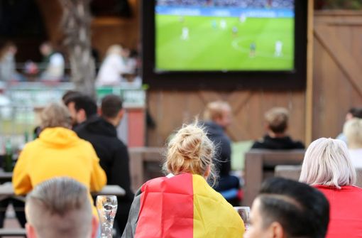 Fußballfans sitzen in einer Kneipe vor dem Bildschirm. In Balingen ist das im Freien nicht erlaubt. Aber die Stadtverwaltung will keine Spielverderberin  sein. Foto: Marks
