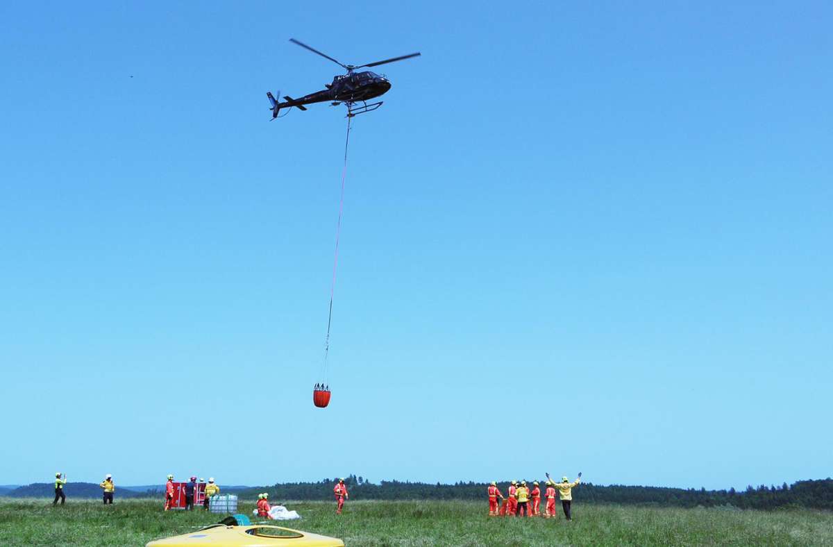 Mit dem Helikopter hat die neue Spezialeinheit geübt, Wasser zu Vegetationsbränden zu bringen. Foto: Eyrich