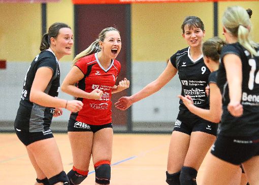 Happy End für die Regionalliga-Volleyballerinnen des TSV Burladingen: Nach schwachem Start und 0:1-Satz-Rückstand gegen Schlusslicht VSG Ettlingen-Rüppurr kämpften sie sich ins Spiel zurück und gewannen am Ende mit 3:1.  Foto: Kara Foto: Schwarzwälder-Bote