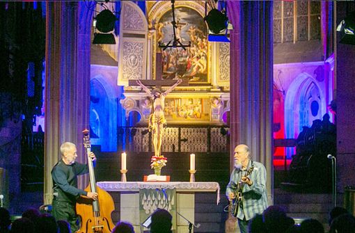 Dave Holland (links) und John Scofield beim   Jazz-Festival Esslingen in der  Kirche St. Dionys Foto: Roberto Bulgrin