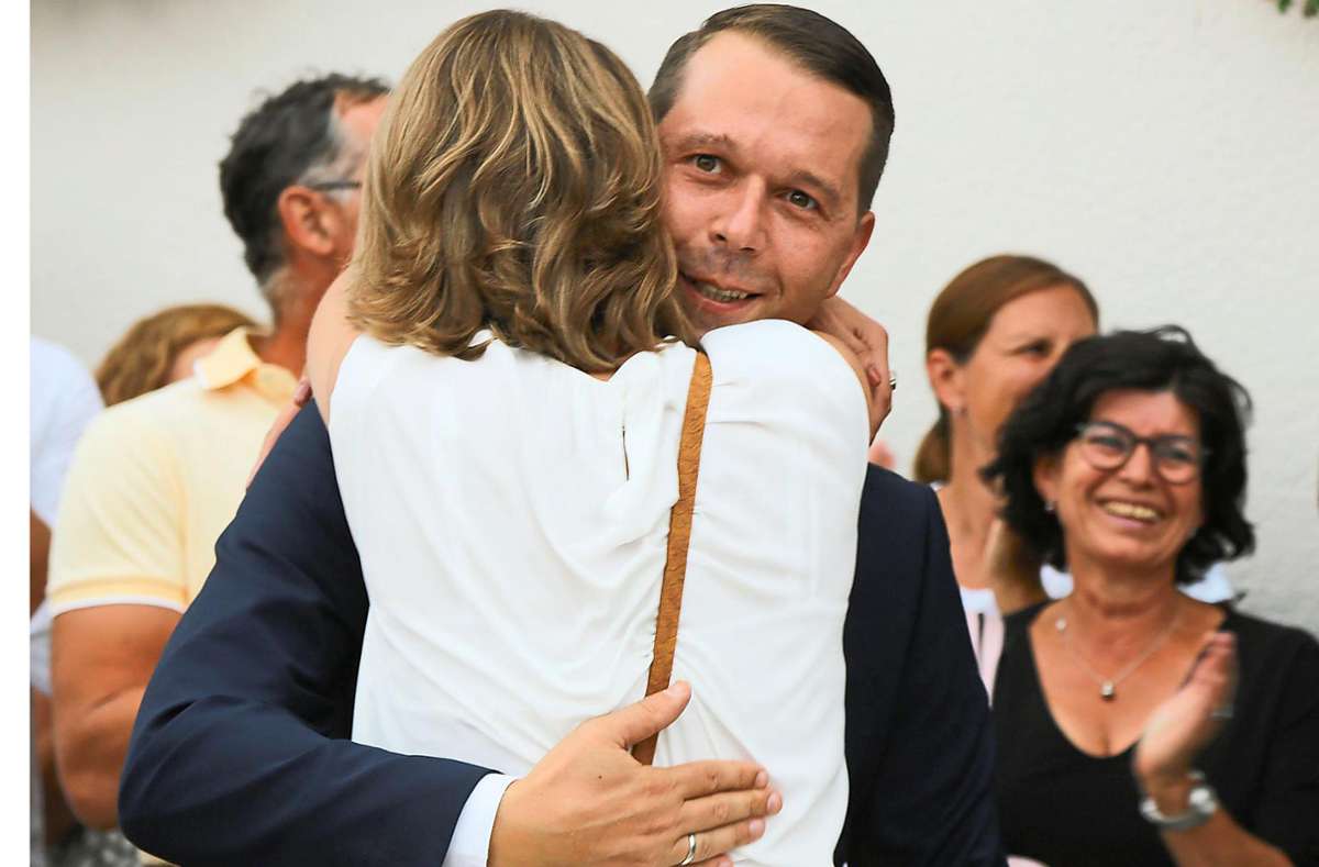 Erleichtert über den Wahlsieg umarmt Marco Gutmann seine Frau Annika. Der 37-Jährige ist mit 56,6 Prozent der Stimmen zu Schwanaus neuem Bürgermeister gewählt worden.