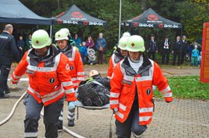 Hand in Hand arbeiten Feuerwehr und Rotes Kreuz bei der Versorgung der Verletzten zusammen. Foto: Bantle Foto: Schwarzwälder Bote