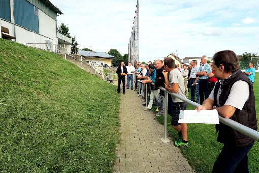 Der Hang am Sportplatz des TSV Harthausen rutscht. Der Gemeinderat verschafft sich einen Eindruck. Foto: Retter Foto: Schwarzwälder-Bote